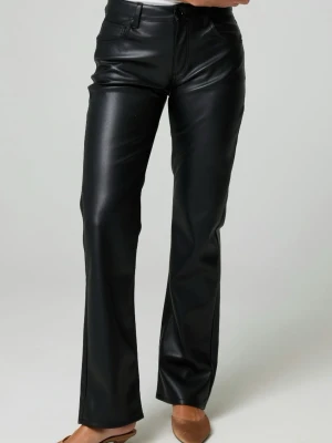 Svarta skinnbyxor  - Jättesnygga svarta skinnbyxor från BikBok. Säljer eftersom jag aldrig använder dem. Jättebra skick och inga defekter förekommer. Jätteskönt material, passar både till vardags och fest. Skriv för fler bilder 💗