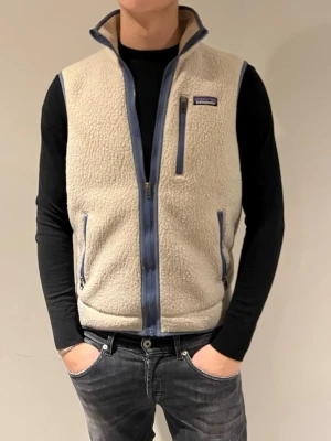 Patagonia väst  - Säljer nu min snygga Patagonia väst i storlek s. Modellen är 180cm. Hör av er vid fler frågor 