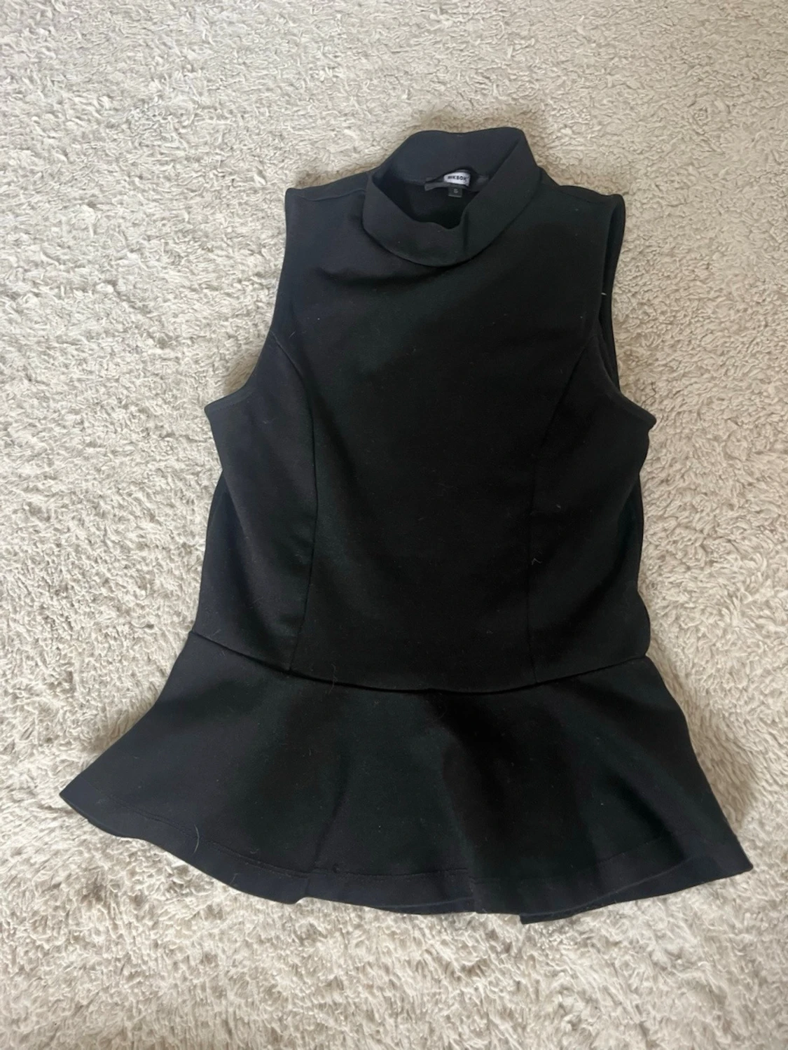 Svart ärmlös peplumtop från H&M - 1