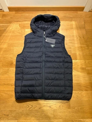 Prada väst - Hör av er om mer info.