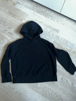 Svart hoodie med huva - Svart hoodie med huva från zara. 