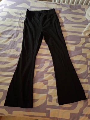 Svarta utsvängda byxor - Svarta utsvängda byxor i strl 164 (13-14år) från primark. Knappt använda och är i mycket bra skick. Hör av dig vid funderingar. Köp gärna en bundle för att spara på frakten!
