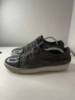 Lanvins - Dom är i mycket bra sick för utom sulan men,hör av er vid minsta fundering 