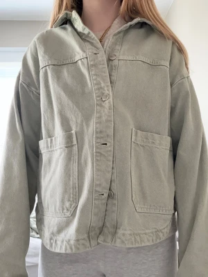 Ljusgrön overshirt från Zara - Säljer min gröna Zara jacka i storlek xs! Perfekt nu till våren! Jackan har inga synliga slitage!💕