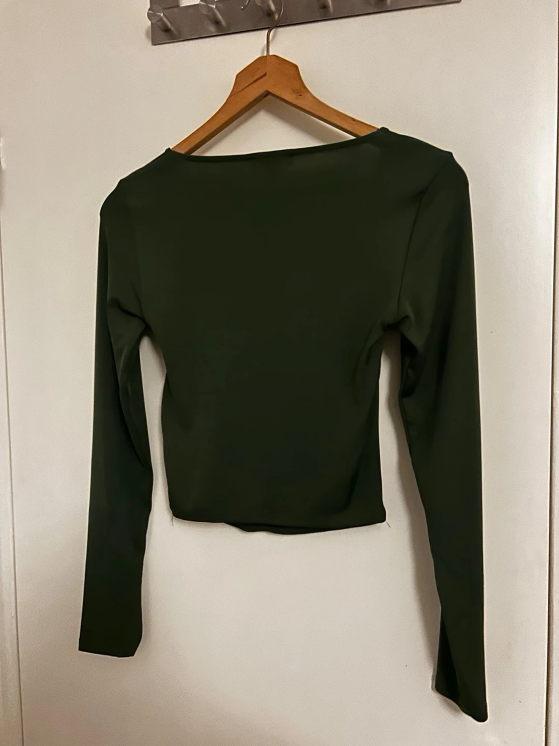 Mörkgrön långärmad topp med fyrkantig ringning - 2