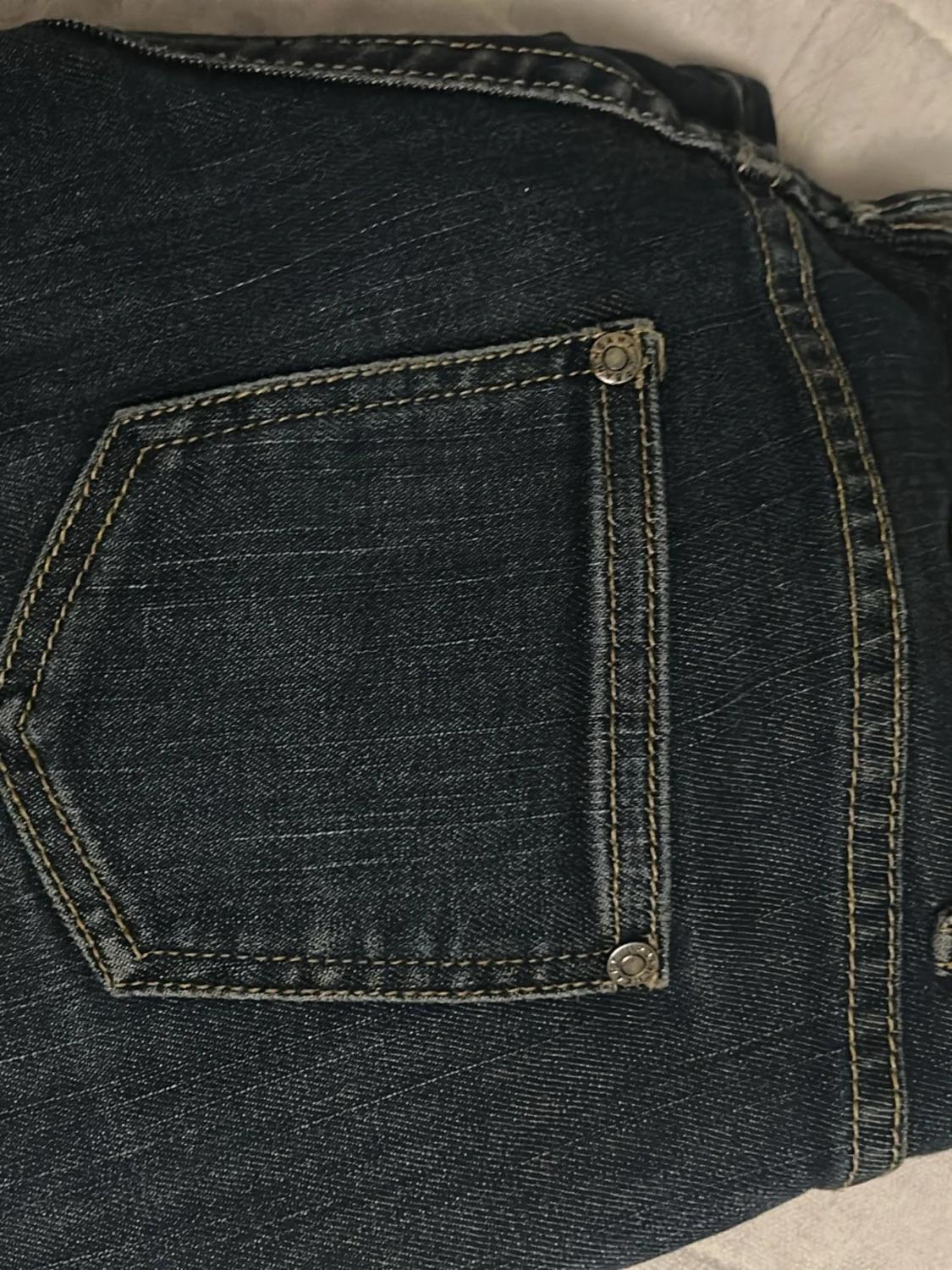 Mörkblå utsvängda jeans med kontrast - 1