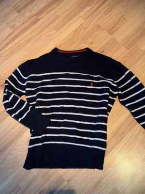 Marinblå randig tröja Polo Ralph Lauren - Fin stickad tröja från polo ralph lauren i nyskick(aldrig använd men tvättad). Säljer då den inte passar mig💞 Kan sjävlklart diskutera priset och vid andra frågor är det bara att skriva❤️