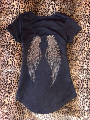 Rhinestone topp - Snygg svart halvt genomskinlig topp med rhinestones!! Har tecken på användning men är i bra skick