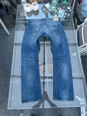 Replay jeans W34/L32 – mycket bra skick - Replay jeans i mycket bra skick, sparsamt använda.  Klassisk blå denim med clean vintage wash som ger en riktigt snygg och tidlös look. Slim/straight fit som sitter bra och passar till allt – från streetwear till mer stilrena outfits.  Bra kvalitet rakt igenom med slitstark denim och snygga detaljer.  Storlek: W34 L32 Passform: slim/straight Skick: mycket bra  Säljs då de inte kommer till använd. 