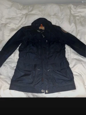 Mörkblå vindjacka från Parajumpers - Fet mörkblå vindjacka från Parajumpers i super bra skick. Hör gärna av dig om du har några frågor.