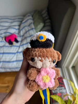 Student-hänge utter🦦 - Tyvärr är vi på den absolut sista rundan hängen för i år men är glad att jag hann få klart några till!🥹🇸🇪💐🎓 Här kommer ett virkat student-hänge i form av en liten utter med en rosa blomma!🩷🌸