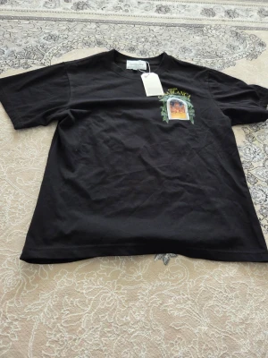 Svart Avenida Casablanca t-shirt - En unik t-shirt från casa blanca med en stor fin bild på ryggen och en liten fin bild där framme på vänstra sidan när du tar på dig. Båda bilder är samma. T-shirten har inte tagits på. passar bra med jeans, cargobyxor eller shorts. Priset kan diskuteras 