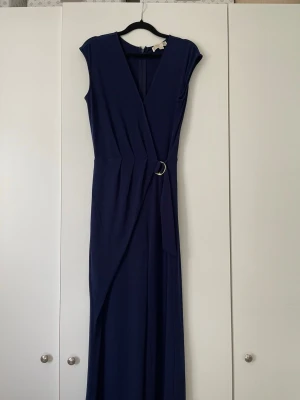 Michael Kors - ärmlös jumpsuit med omlott - Midnattsblå byxdress från Michael Kors. Original pris 2500kr, använd max 3 gånger. Det är storlek XS men passar mig som har S.