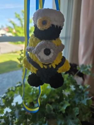 Studenthänge minion - Handgjord virkat studenthänge med en wöt minion. Perfekt att ge någon på studenten