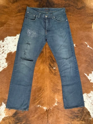 Nudie LowFlareGlenn Rough - Tjena! Säljer dessa extremt sällsynta Nudies: modellen är LowFlareGlenn Rough ***: Detta är det ända paret jag sett i denna tvätt förutom 1par RoughSelvage StraightSven vilket ändå är en annan modell: Passar som W33/L34: Hör av dig vid funderingar!🙌