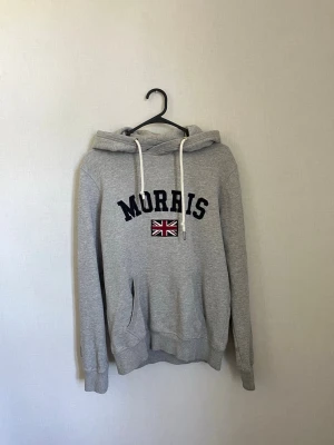 Grå Morris hoodie  - Grå hoodie från Morris i storlek XS. Är i väldigt bra skick. Är snygg o skön året om. 
