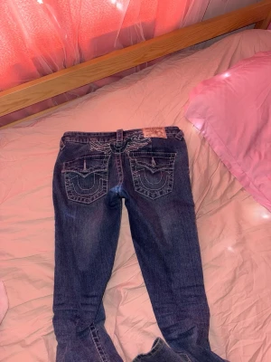 Intressekoll, true religion jeans - Intressekoll på mina true religion jeans! De är i storlek W24 men passar även mig som har andra fast i W23. De har vingar på baksidan och är pyttelite slitna längst ned. Nypris 1599! Är it helt 100 på att sälja så hör av er angående intresse!💗💗