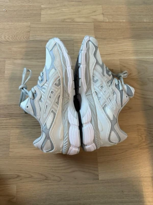  Asics -  Säljer ett par snygga och bekväma Asics-skor i en stilren beige/grå färgkombination. Skorna är märkta med storlek 41,5, men jag skulle säga att de passar bättre för någon som vanligtvis använder storlek 40 eller 40,5. Anledningen till försäljningen är att de tyvärr känns lite för små för mig. Jag köpte dem till mig själv eftersom jag verkligen gillar modellen, färgen och komforten, men storleken blev inte helt rätt.           ✅ Mycket bekväma att gå i ✅ Modern och stilren design ✅ Fint skick 
