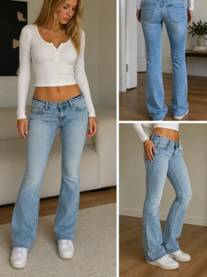 Ljusblå bootcut jeans från Lee strl 27/33 - Säljer ett par ljusblå bootcut jeans från Lee med klassisk femficksmodell och låg midja. Jeansen har en snygg tvättad look och är tillverkade i mjuk denim med lite stretch för extra komfort. Perfekta till sneakers eller boots! Nypris 1200 kr