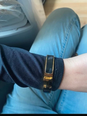 armband - Jätte fint armband men med defekt, nagellim på armbandet vilket syns på bilden