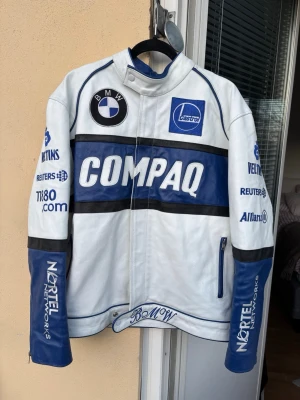 Vintage BMW Compaq racing skinnjacka - Vintage biker jacka i äkta skinn. Helhetsskicket är bra! Finns tecken på användning, se bilder! Skydden till jackan medföljer om så önskas!