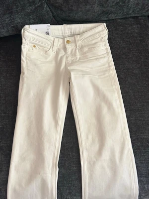 Lågmidjade jeans - Vita snygga lågmidjade jeans med märket Cheap monday från weekday. Helt nya endast testade. Storlek 27/30