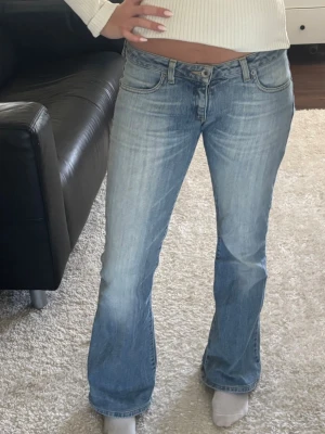Ljusblå bootcut jeans med låg midja - Snygga ljusblå bootcut jeans med låg midja från ”big star” midjemått - 36 rakt över innerbenslängd-  74 