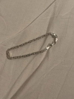 Silver kejsar armband - Stilrent armband i äkta silver med cool kedjedesign. Armbandet har en karbinhake och är märkt med 925, vilket visar att det är i sterlingsilver. Perfekt accessoar för att lyfta din outfit. Självklart äkta, priset kan diskuteras.