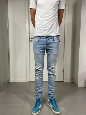 Replay Anbass Jeans  - Säljer nu dessa Replay Anbass Jeans, W28 o L32 o mått: ca 36 o 105 cm. Skriv för fler bilder/frågor🙌🏼