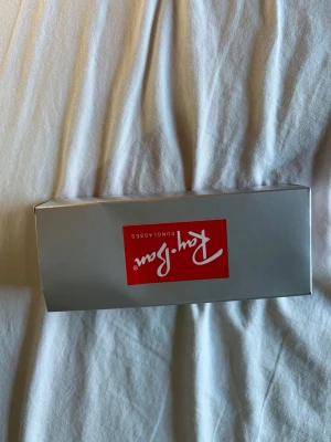 Ray-Ban solglasögon med fodral - Säljer ett par Ray-Ban solglasögon som kommer i original brun skinnfodral och Ray-Ban box. Klassisk och tidlös design, perfekt accessoar för soliga dagar. Fodralet är i brunt skinn med Ray-Ban-logga tryckt på sidan.