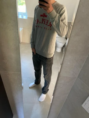 Replay långärmad - Säljer nu denna snygga Replay långärmade tröjan väldigt clean och perfekt för en stilren outfit va inte rädd att höra av dig vid funderingar 