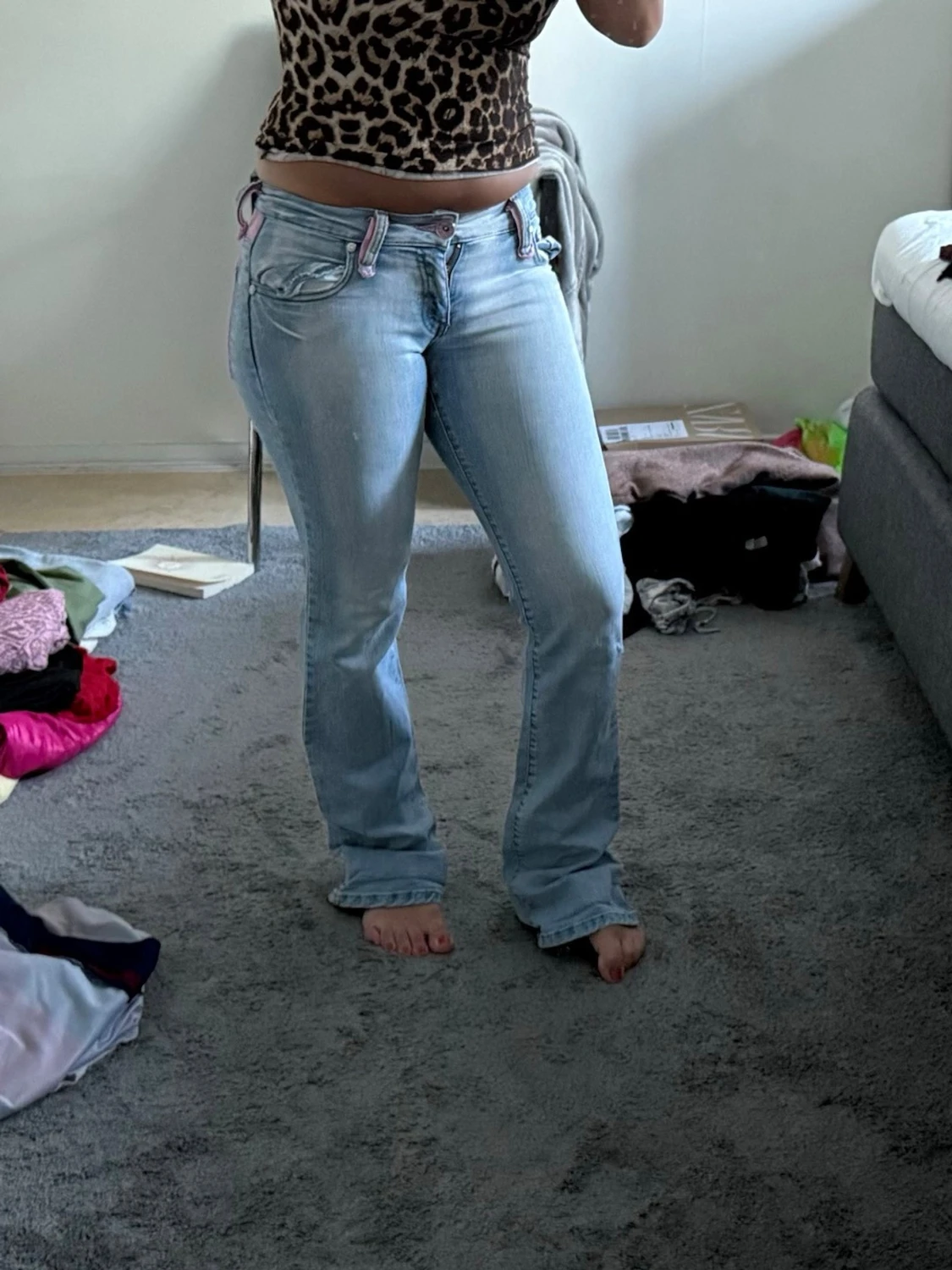 Ljusblå bootcut jeans med rosa detaljer - 1