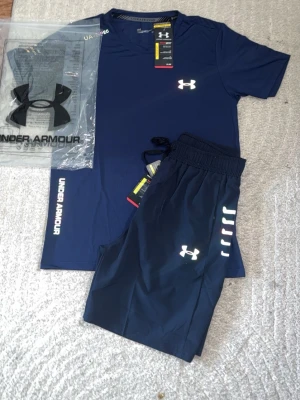 Navy träningsset från Under Armour - Snyggt Navy träningsset från Under Armour med t-shirt i storlek M och shortsen i storlek L för en skönare passform 