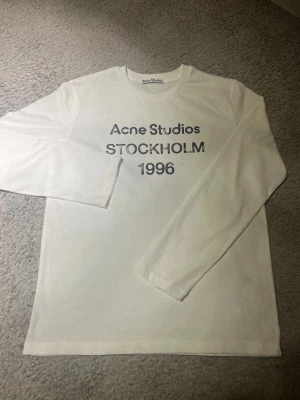 Acne Studios Tröja - Säljer nu denna fräscha Acne Studios Long Sleeven då den är för stor för mig. Priset är inte hugget i sten då jag kan absolut tänka mig att gå ner i pris vid en snabb, seriös affär. Kontakta mig gärna vid eventuella frågor!