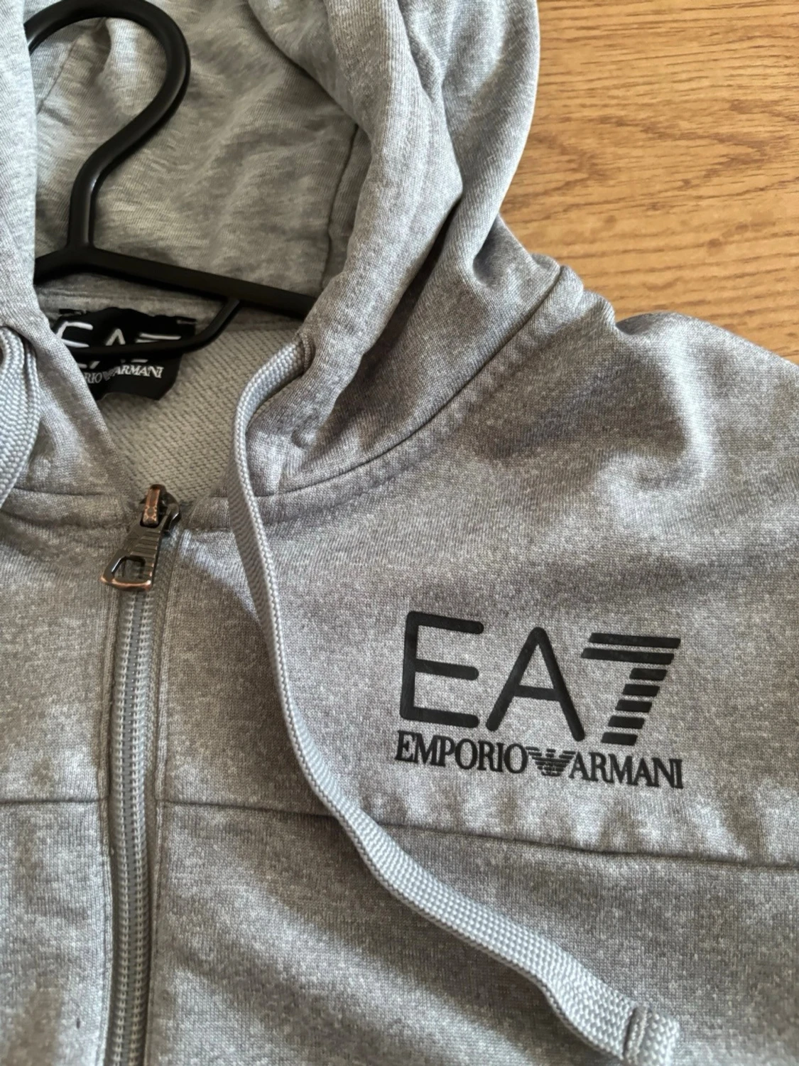 Grå hoodie från Emporio Armani EA7 - 1