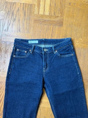 Raka jeans från Zara - Köpta på sellpy men passade tyvärr inte mig. Passformen är rak. 