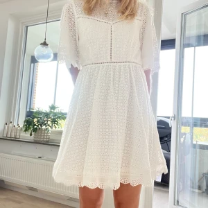 By malina klänning - Världens finaste by malina klänning💞🌺Perfekt till studenten eller konfirmation. Originalpris 2599, endast använd under ett tillfälle 💕