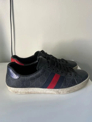 Svarta Gucci Ace  - Säljer nu ett par tvär feta svarta Gucci Ace, som man ser är de väldigt bra skicka och inga defekter förutom lite i hälarna på båda skorna | Endast skorna tillkommer | Storlek: 45 | Hör av er för frågor😁