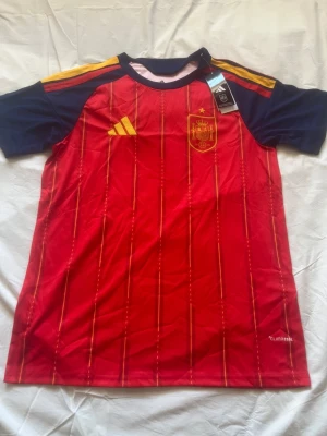 Spaniens VM tröja 2026 Storlekar S,M - Väldigt snygg många andra modeller finns och storlekar passa på nu när det är varmt ute välj gärna postorder,instabox följ oss gärna på tiktok Scandinavia_market mer saker finns kolla vår profil skriv vilken storlek ni vill ha innan ni köper !!