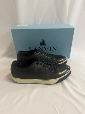 Lanvin skor  - Tja ! Säljer nu dessa feta blå Lanvin skorna i storlek 43. Detta är en sällsynt modell.  Skorna är i Bra skick, enda defekten är litet slitage där bak men inget som märks tydligt.                                                                         Ny pris: ca 4500kr.                                               Säljs för: 899kr                                                       Hör gärna av er vid frågor eller funderingar!       Box tillkommer!