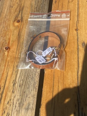 Handgjort armband och örhängen i guld - Handgjort armband i brunt läder med ett par snygga örhängen i guld. Ett unikt set smycken för dig som gillar bruna smycken med lite extra detaljer. Skriv för fler frågor🤍 Båda: 550kr, armband: 499kr, örhängen: 99