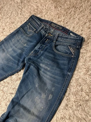 Replay anbass  jeans slim fit med slitningar w31 - Replay anbass jeans med riktig snygga slitningar och en slim passform. Mycket bra skick , inga märkvärdiga defekter, strlk w31 L32. Postas antigen samma dag som köp eller dagen därpå🙌💯