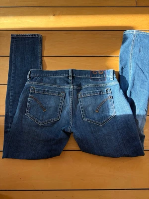 Dondup George Jeans – W32/33 – Slim Fit Premium Denim - Säljer ett par stilrena Dondup George jeans i snygg mörkblå tvätt med riktigt bra passform. Slim fit modell med stretch som sitter clean på kroppen och funkar både till vardag och mer uppklätt.  Storlek: W32 Passar även W33 beroende på fit/stretch. Midja ca 41 cm platt Ytterben ca 99 cm  Mycket bra skick utan större defekter. Klassiska premiumjeans med fina Dondup-detaljer och snygg tvätt.  Perfekta om du gillar designer denim och Stockholmstil fits.  Pris kan diskuteras vid snabb affär. Skriv g