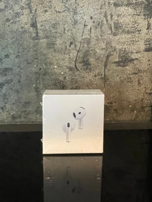 Apple AirPods 4 med brusreducering - Säljer ett par Apple AirPods 4 i vit färg, levereras i originalförpackning. Trådlösa in-ear hörlurar med aktiv brusreducering och stilren design. Perfekta för musik, samtal och vardagsbruk. Kompatibla med iPhone och andra Apple-enheter.