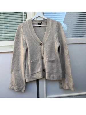 Supersöt cardigan  - Säljer då den ej kommer till användning ❣️
