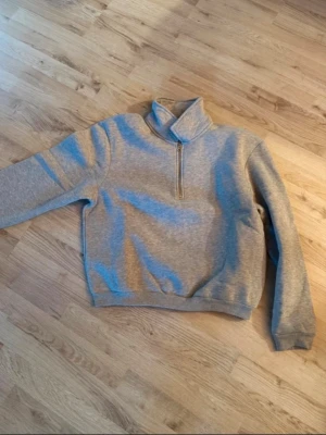Grå Half Zip tröja - Säljer en grå Half Zip tröja. Lite dålig passform på mig. Använd 1 gång endast.