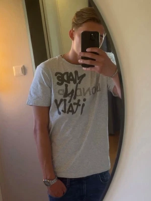 Dondup "Made In Italy" Graffiti T-Shirt - Dondup "Made In Italy" Graffiti T-Shirt | Modell: "Made In Italy" Graffiti | Slutsåld i butik | Skick: Mycket fint | Nypris: 1499 kr | Storlek: L | Hör av dig vid minsta fundering 📦