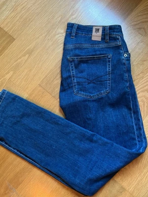 Hansen & Jacob  - Säljer nu mina Hansen & Jacob jeans. Blå stilrena jeans i mycket bra skick. Mycket bra passform och Stl: 31W 32L 