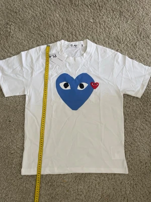 Vit Comme des Garçons Play t-shirt - Vit t-shirt från Comme des Garçons Play. Storlek M men passar bättre S.