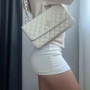 Beige väska med gulddetaljer - Fin beige väska från New Yorker🫶🏻